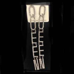 Queen drop earring in silver. post back